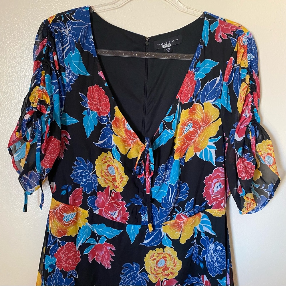 Slate & Willow Short Sleeve Asymmetric Hem Black Floral Dress - Picture 3 of 9